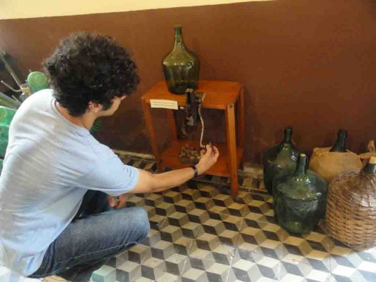 Licenciado Faustino Arribalzaga muestra damajuanas de vino