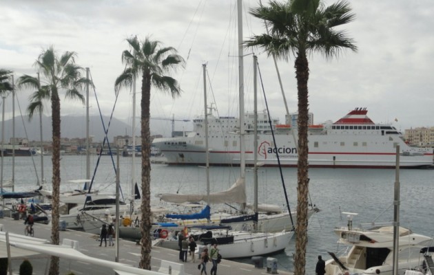 Málaga, en la Costa del Sol, seduce al turista y se baña en las aguas del Mediterráneo