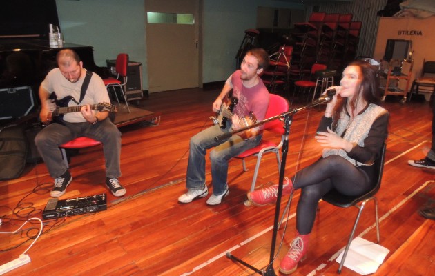 Sofía Schiaffino canta en el recital para chicos “María Elena Rock, en concierto”