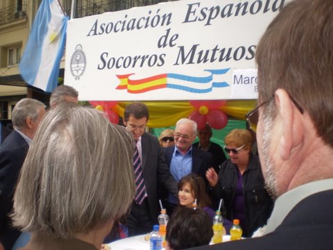 Buenos Aires celebra, España festeja. En la Avenida de Mayo, la Gran Vía de Buenos Aires, se realizó  la gran Verbena del Día de la Constitución Española