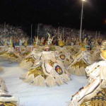 Bailarines saludan al público