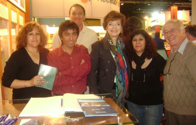 La periodista “Canela” visitó el stand de Santa Cruz en la 36ª Edición de la Feria del libro de Buenos Aires