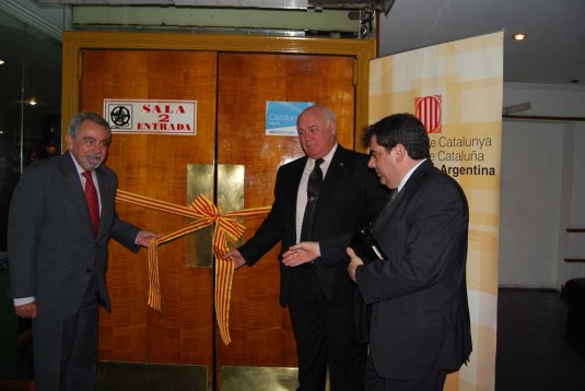 Corte de cintas en la inauguración de la Sala Cataluña del Cine Cosmos-UBA