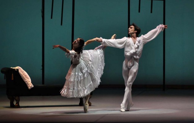 Juan Pablo Ledo, el talentoso bailarín, crea magia en cada escena.