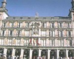 La Plaza Mayor de Madrid está ubicada en pleno centro de la ciudad