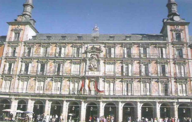 La Plaza Mayor de Madrid está ubicada en pleno centro de la ciudad