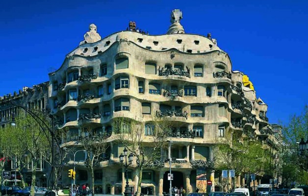 Antoni Gaudí creó la Casa Milà “La Pedrera” de arquitectura expresionista