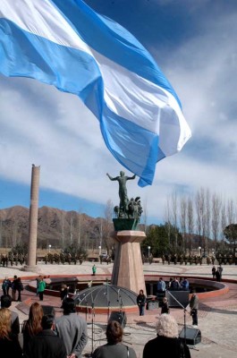 Bandera flamea sobre el Monumento Puntano de la Independencia