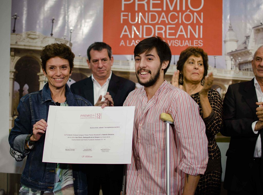 Mercedes Casanegra entrega el diploma el 3er premio a Valentín Demarco