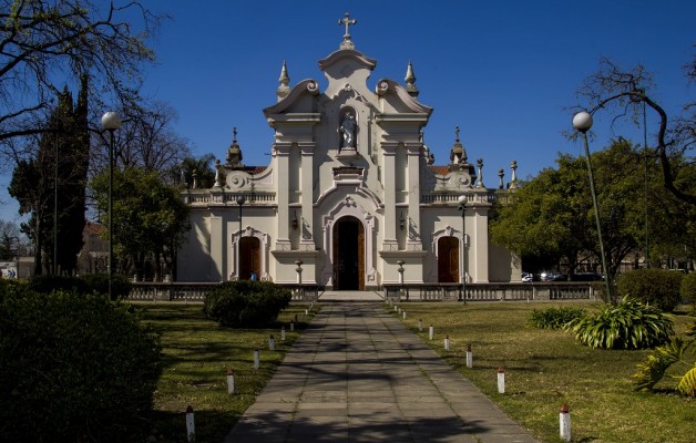 Los senderos de Francisco narra los caminos recorridos por la fe, el amor y el servicio