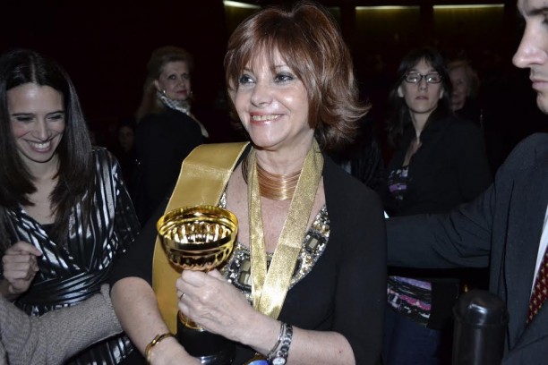 Rectora Lina Mundet recibe su premio