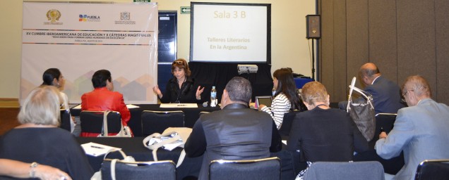 La Magíster Lina Mundet, rectora del Instituto Mallea, con los asistentes al Taller, programado por la XV Cumbre Iberoamericana de Educación, en Puebla (México)