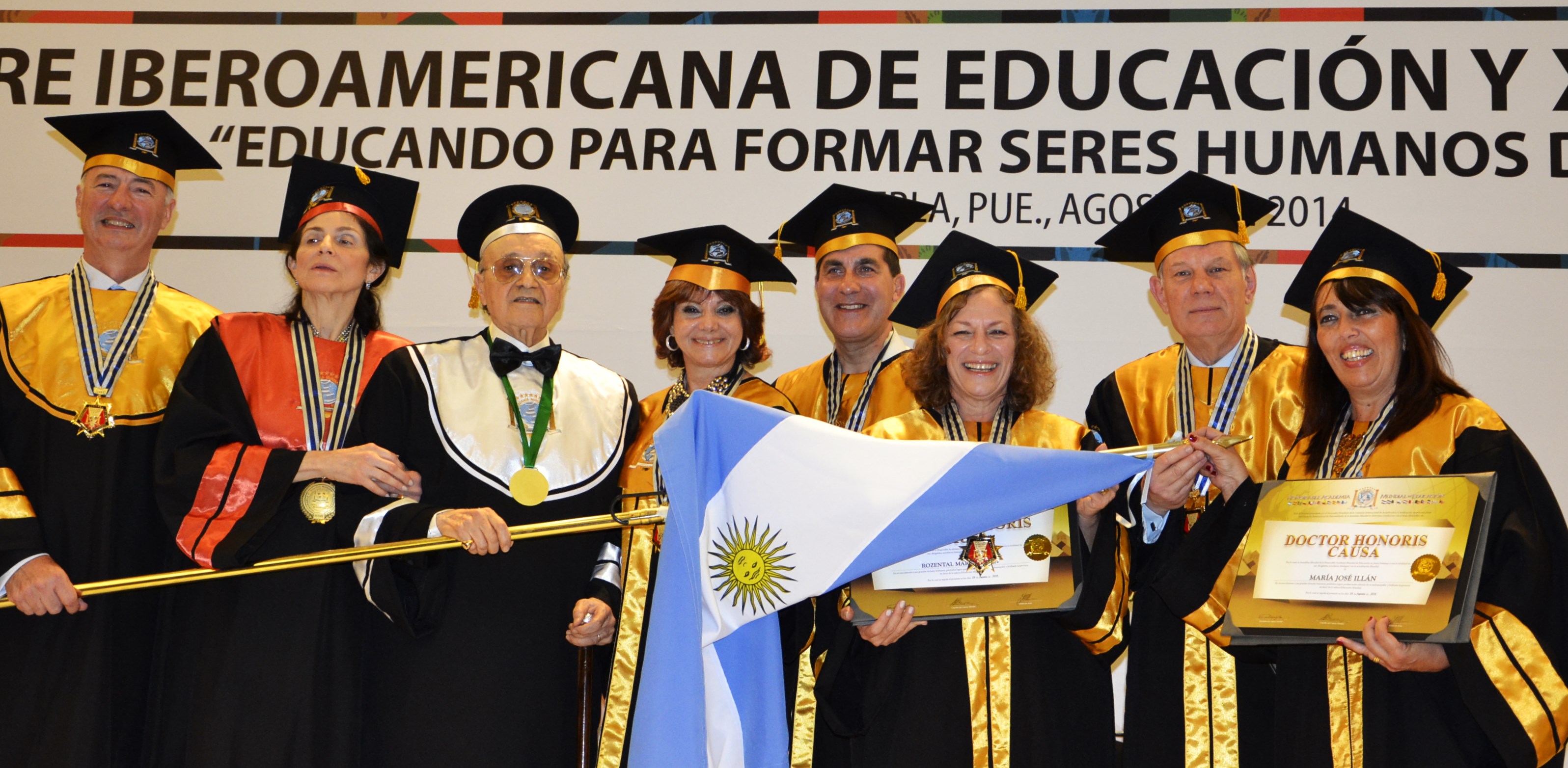 La delegación argentina junto con su coordinador, el Dr. Gabriel Pirato Mazza, en el acto de premiación por la trayectoria educativa