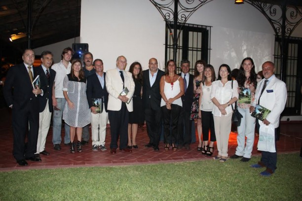 Los autores que participaron en el libro: Dr. Oscar Andrés De Masi, Arq. Julio Cacciatore, Lic. Eleonora Jaureguiberry (por detrás se ve a Eduardo Leguizamón de Habitat y su hijo), Arq. Jorge Bayá Casal, don Bernardo Lozier Almazán, Arq. Marcela Fugardo, Dr. Carlos Castellano, Sandra Monzani, Daniel Balmaceda, Arq. Elisabet Derecho, Arq. María Estela Ghelfi, Graciela Sammartino (editora), Bárbara Gasparri y Prof. Eduardo Tenconi Colonna.