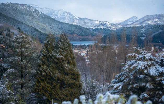 San Martín de los Andes, cubierta de nieve, espera a los turistas