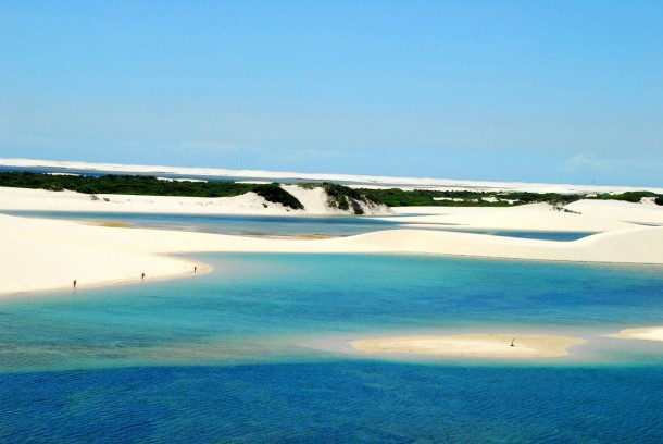 Raro e incomparável fenômeno da natureza, os Lençóis Maranhenses se estendem por 70 km ao longo da orla oceânica e avançam 50 km pelo continente, em direção ao interior, formando um grande areal, repleto de uma infinidade de poços, lagos e lagoas, de água doce e cristalina, cujos tons variam do azul ao verde. Lençóis Maranhenses (MA). Foto: Maurício Moreira