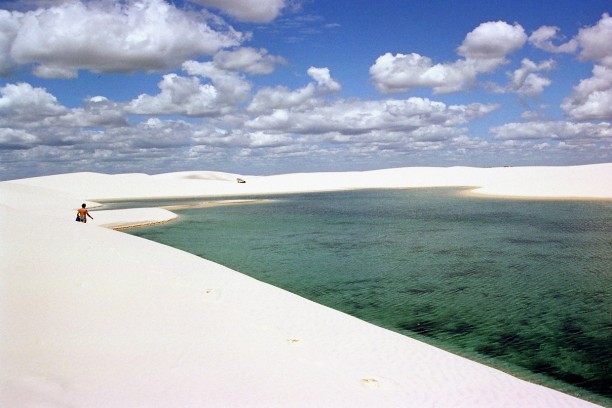 Fundada às margens do Rio Preguiças, Barreirinhas é o principal portão de acesso ao Parque Nacional dos Lençóis Maranhenses, um dos lugares mais fascinantes do litoral brasileiro. Raro e incomparável fenômeno da natureza, os Lençóis se estendem por 70 km ao longo da orla oceânica e avançam 50 km pelo continente, em direção ao interior, formando um grande areal, repleto de uma infinidade de poços, lagos e lagoas, de água doce e cristalina, cujos tons variam do azul ao verde. Barreirinhas (MA). Foto: Maurício Moreira