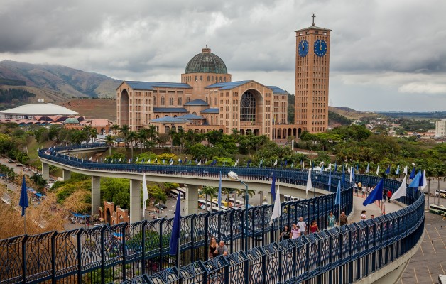 La Basílica de Nuestra Señora de Aparecida, en Sao Paulo recibe a miles de fieles