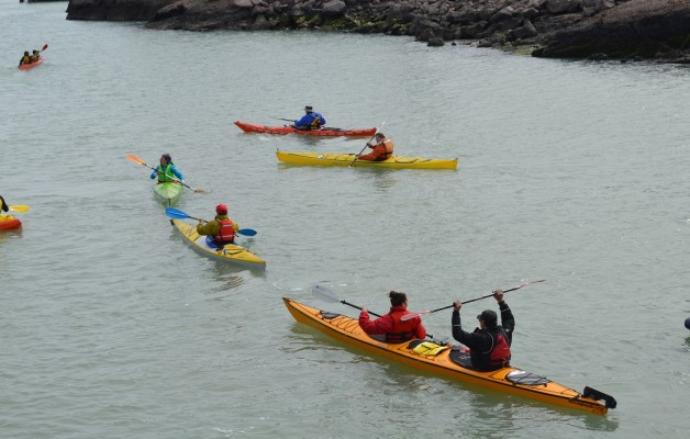 Puerto Deseado atrae a los turistas que practican deportes náuticos en el verano patagónico