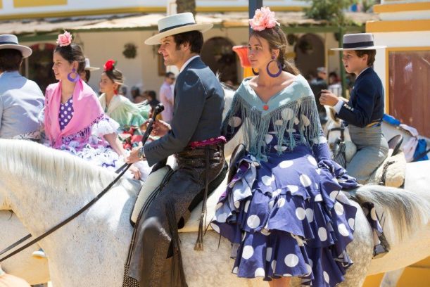 Pareja a caballo en la feria de abril, España