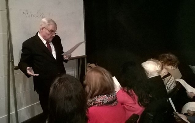El profesor Higinio Martínez durante la primera clase de gallego en la Federación