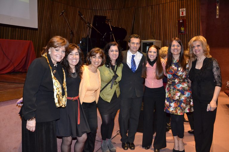 Directivos y parte del plantel docente del Instituto Mallea