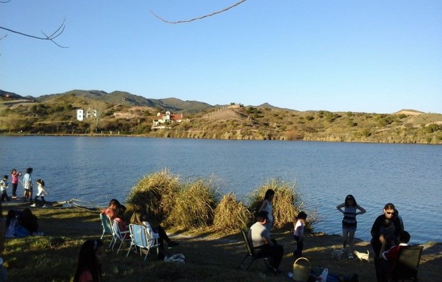 Potrero de los Funes atrae por su sierras y por la transparencia de su lago espejado