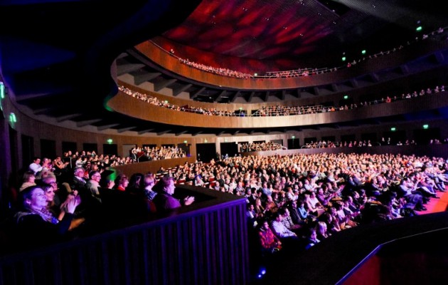 El Teatro del Bicentenario atrae a miles de turistas que llegan a San Juan