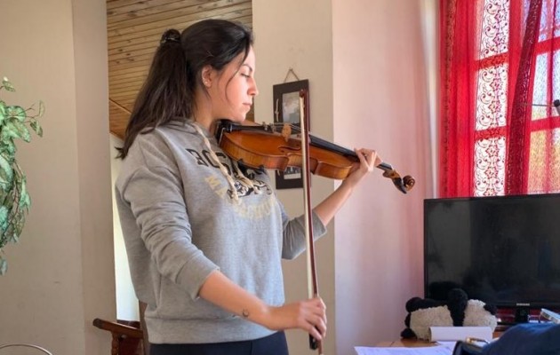 Luciana Olivera, joven alumna de la Orquesta Escuela San Juan y su amor por el violín
