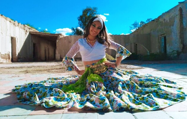 Agostina Páez, la joven que baila danza árabe en escenarios naturales de Jáchal, San Juan