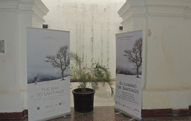 El Camino de Santiago, la muestra de Manuel Valcárcel, se expone en el claustro de la Iglesia San Ignacio de Loyola