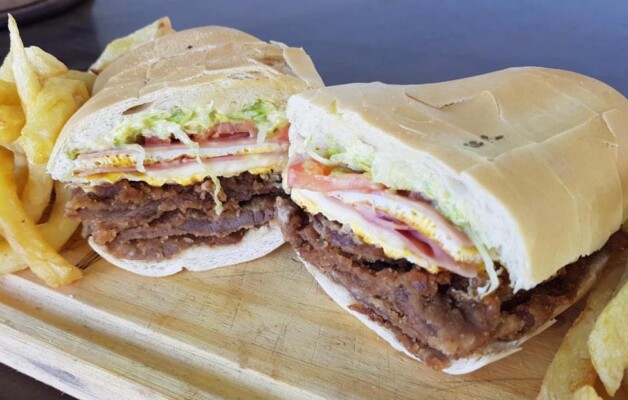 El sánguche de milanesa tucumano; un manjar de la gastronomía popular y regional