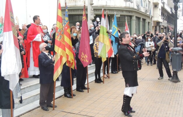 El Día de Galicia en Buenos Aires reunió a gaiteros gallegos y asturianos dirigidos por el maestro Alberto López