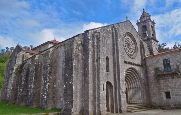 Galicia y los rincones mágicos del Monasterio de Armenteira y las aguas sanadoras de A Lanzada
