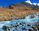 Calingasta; el paraíso andino que combina montañas de colores intensos, picos nevados y árboles frutales que perfuman el camino