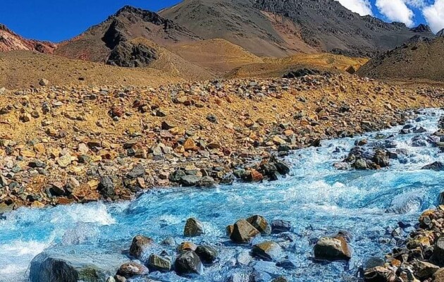 Calingasta; el paraíso andino que combina montañas de colores intensos, picos nevados y árboles frutales que perfuman el camino