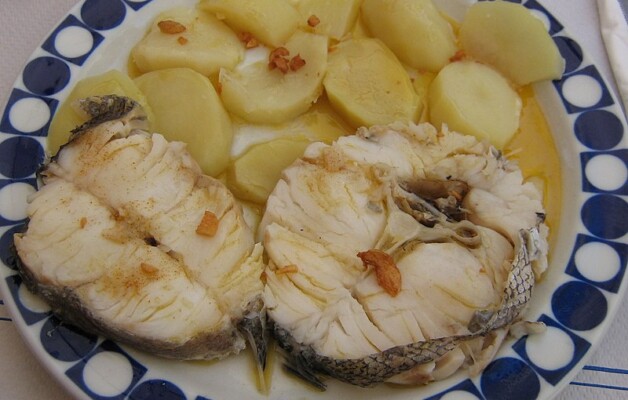 Merluza a la gallega; un plato tradicional de la cocina atlántica de Galicia