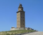 La Torre de Hércules,  el faro antiguo de A Coruña alumbra la llegada de miles de turistas