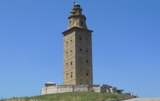 La Torre de Hércules,  el faro antiguo de A Coruña alumbra la llegada de miles de turistas