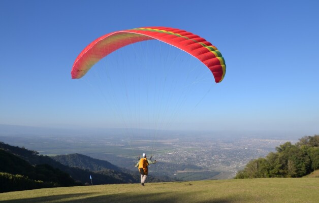 El parapentismo, un deporte que se practica en el cerro San Javier, en Tucumán