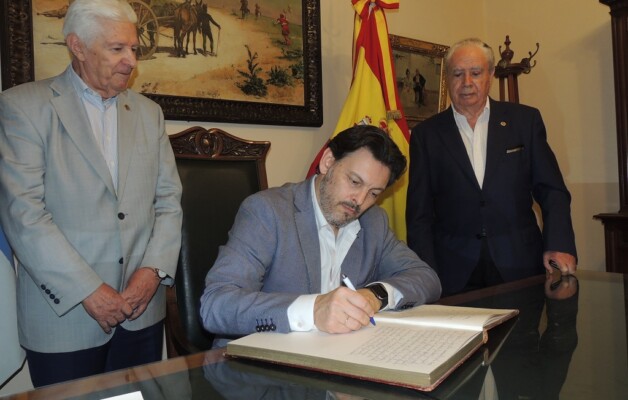 Antonio Rodríguez Miranda firmó el Libro de Oro del Club Español de Buenos Aires