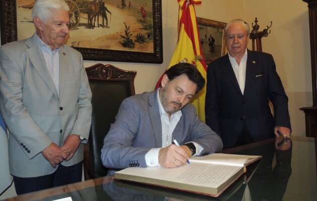 Antonio Rodríguez Miranda firmó el Libro de Oro del Club Español de Buenos Aires