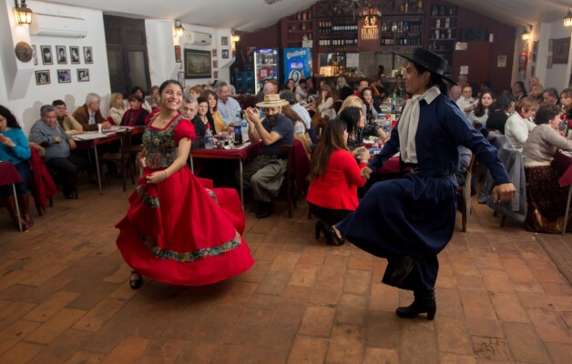 La noche de Tucumán ofrece espectáculos y peñas folclóricas que atraen a los turistas